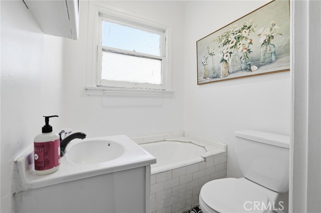 Detail Gallery Image 18 of 26 For 4916 W 12th St, Los Angeles,  CA 90019 - 6 Beds | 4 Baths