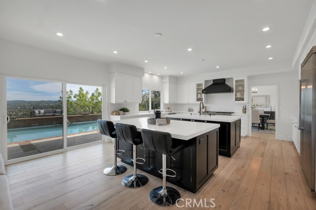 Detail Gallery Image 7 of 30 For 5952 Woodland View Dr, Woodland Hills,  CA 91367 - 5 Beds | 4 Baths