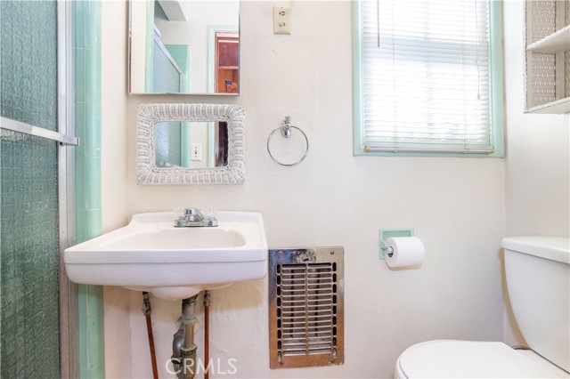 Detail Gallery Image 15 of 24 For 6909 Peach Ave, Van Nuys,  CA 91406 - 4 Beds | 2 Baths