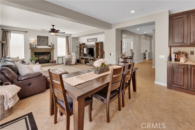 14668 Stageline Lane, Fontana CA: https://media.crmls.org/medias/0dca2a83-87b1-486e-a5b1-ba27d360e0e1.jpg