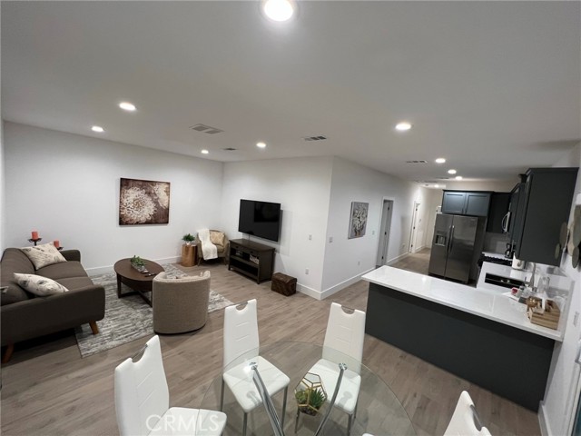 Detail Gallery Image 12 of 35 For 22050 Hart St, Canoga Park,  CA 91303 - 3 Beds | 3 Baths