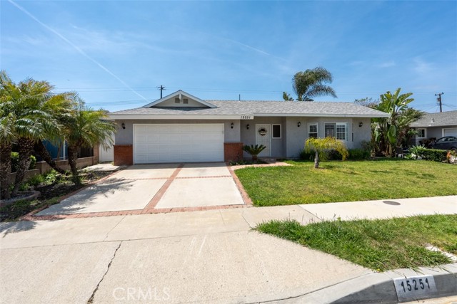 15251 Nottingham Lane, Huntington Beach CA: https://media.crmls.org/medias/0dd189f8-528e-4ae4-8464-773d94e6778c.jpg