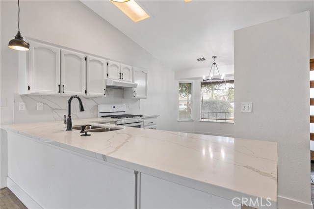 1967 N Ventura Avenue, Farmersville CA: https://media.crmls.org/medias/0dd3acba-32e2-48a7-945a-6237cb2e0a69.jpg