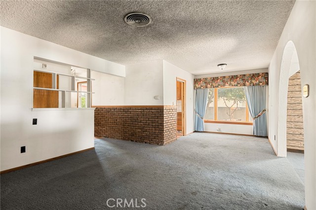 3061 W Oregon Street, Rialto CA: https://media.crmls.org/medias/0dd90316-2277-4dcb-9adb-301ad7205b2e.jpg