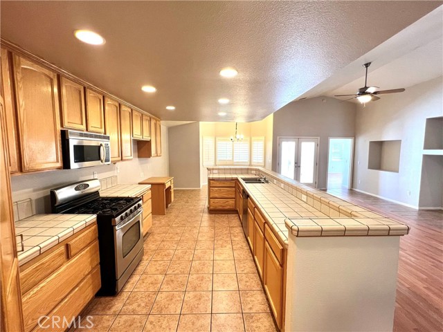 Detail Gallery Image 10 of 26 For 12975 Briarcliff Dr, Victorville,  CA 92395 - 3 Beds | 2 Baths