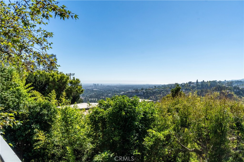 https://media.crmls.org/medias/0ddb8212-d952-44e9-a202-9969a3d40750.jpg?preset=X-Large