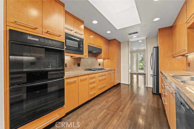 Detail Gallery Image 12 of 39 For 6 Rue Marseille, Newport Beach,  CA 92660 - 3 Beds | 2/1 Baths