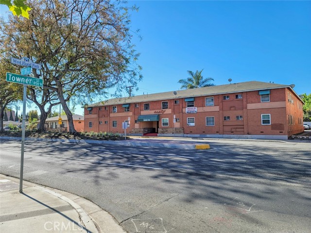 1060 W 17th Street Santa Ana, California Ten Sixty Apartments is a 25-unit multifamily investment property located in Santa Ana, one of the premier housing markets in Orange County, CA. Built in 1951, the property consists of one- and two-bedroom floor plans and offers amenities including gated access, open and garage parking, on-site laundry, and a spacious central courtyard. Ten Sixty Apartments has an excellent central Santa Ana location, adjacent to Floral Park. The property is situated within walking distance to Santa Ana College, a major economic and housing driver for the city, which has an annual enrollment of approximately 37,000 students.
