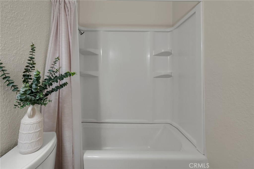 https://media.crmls.org/medias/0debf6bf-5fc5-4654-9630-07406d1e6db1.jpg?preset=X-Large