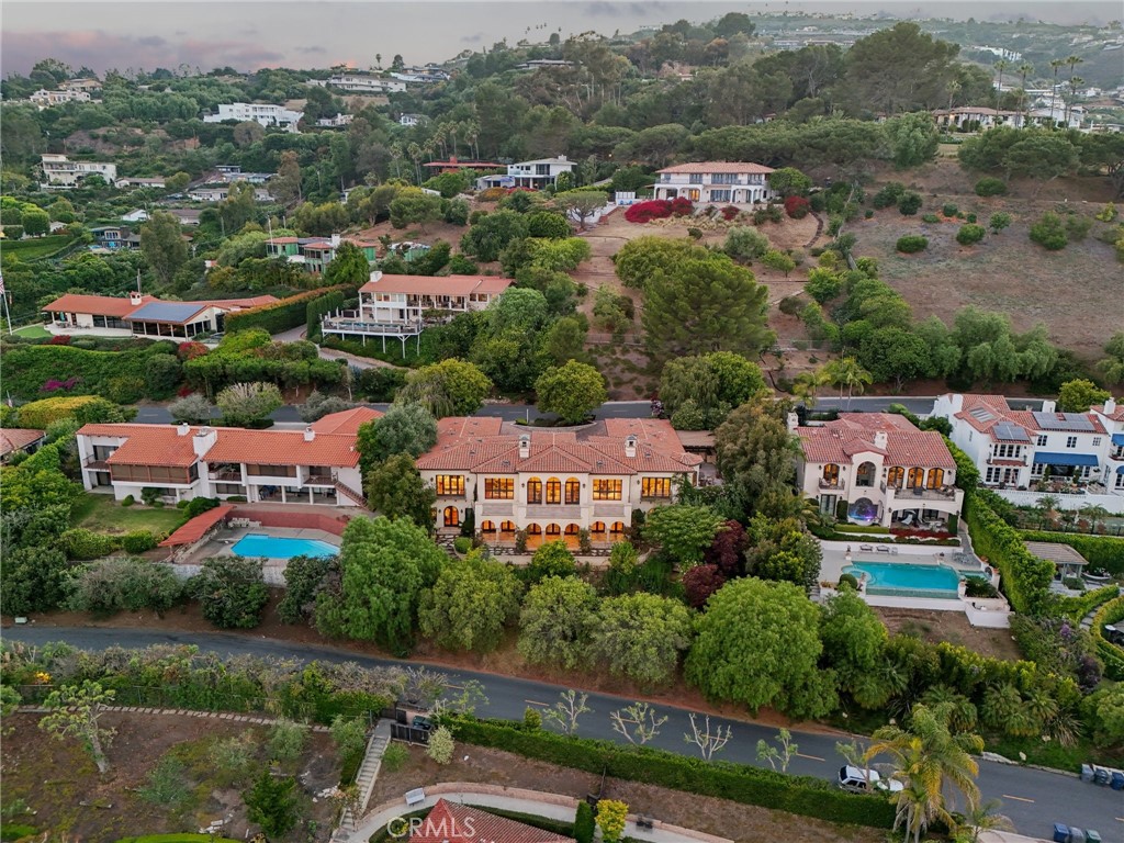 https://media.crmls.org/medias/0dec549b-ce6b-4234-b87d-939d00eaef56.jpg?preset=X-Large