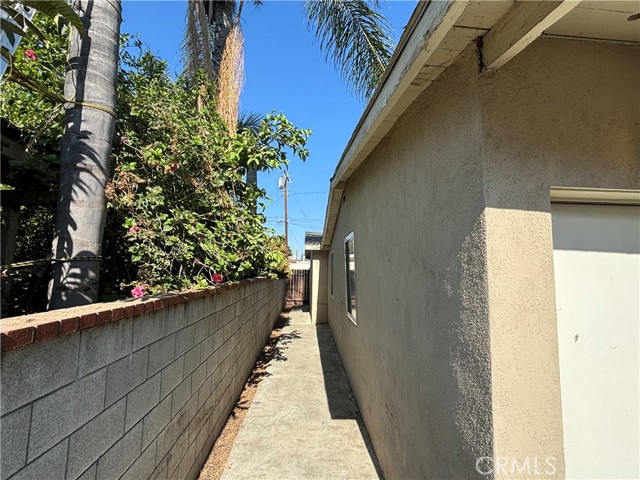 1035 Orange Avenue, Azusa, California 91702, 3 Bedrooms Bedrooms, ,1 BathroomBathrooms,Single Family Residence,For Sale,Orange,OC24155226