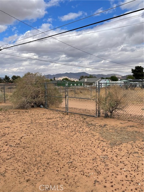 14317 Jicarilla Road, Apple Valley CA: https://media.crmls.org/medias/0def3216-b3e6-4f62-885d-f01c7fda98d7.jpg