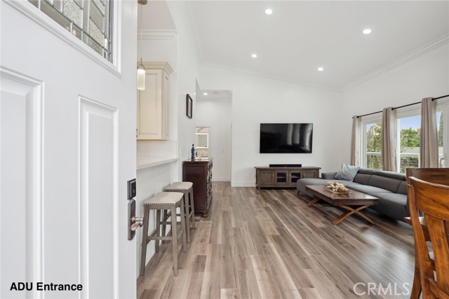 5254 Don Pio Drive, Woodland Hills CA: https://media.crmls.org/medias/0df5dec2-e6f5-4166-ac32-a795decdf3c2.jpg