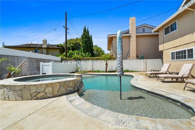 16091 Gold Circle, Huntington Beach CA: https://media.crmls.org/medias/0df77b57-6b90-4db2-9a51-11884217e018.jpg