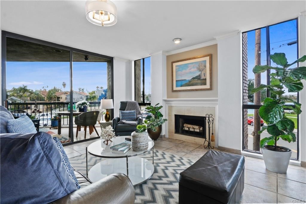 Detail Gallery Image 7 of 13 For 5190 E Colorado St #206,  Long Beach,  CA 90814 - 2 Beds | 2 Baths