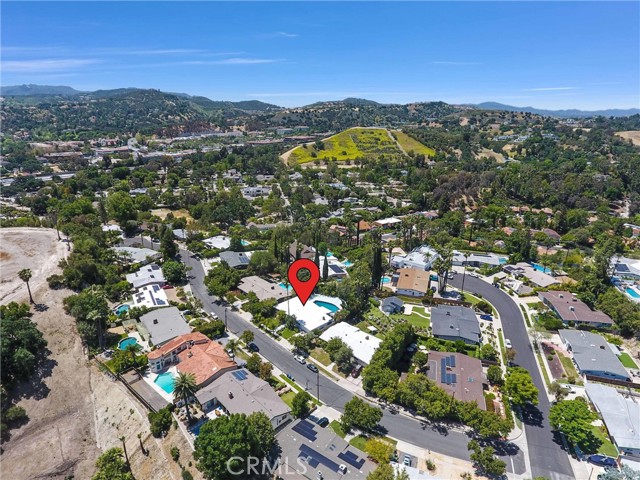 5115 Boda Pl, Woodland Hills CA: https://media.crmls.org/medias/0df8c29a-82cd-4c37-a143-a7b08c1d456f.jpg