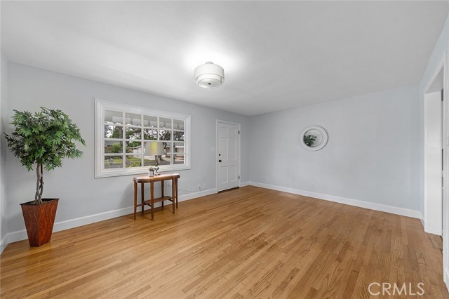 1917 N Britton Drive, Long Beach CA: https://media.crmls.org/medias/0df908d1-7d3d-4d22-bd8b-9bffb9efc0d3.jpg
