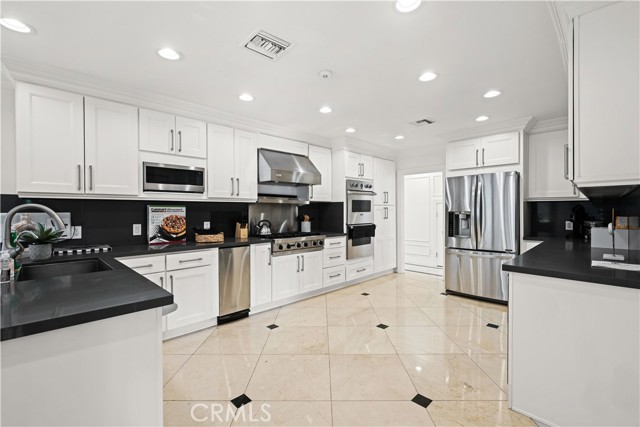 Detail Gallery Image 17 of 64 For 16221 Elisa Pl, Encino,  CA 91436 - 5 Beds | 5/1 Baths