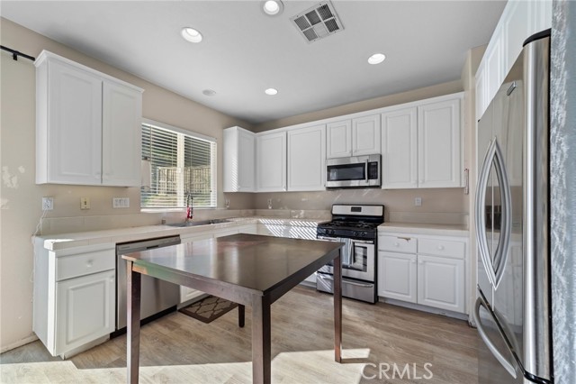 Detail Gallery Image 14 of 43 For 31941 Hollyhock, Lake Elsinore,  CA 92532 - 3 Beds | 2/1 Baths