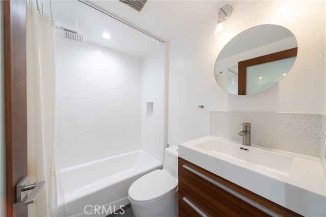 Detail Gallery Image 10 of 21 For 1615 Stoner Ave #3,  Los Angeles,  CA 90025 - 4 Beds | 3/1 Baths