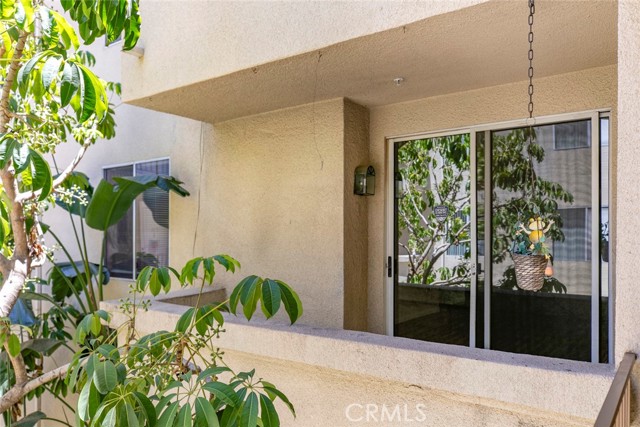 16940 Chatsworth Street, Granada Hills CA: https://media.crmls.org/medias/0e08dfb4-2e35-4dfb-99c6-d493bc3609d6.jpg
