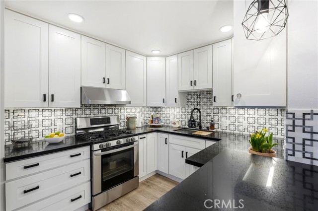 Detail Gallery Image 6 of 47 For 19237 Avenue of the Oaks #B,  Newhall,  CA 91321 - 2 Beds | 1 Baths