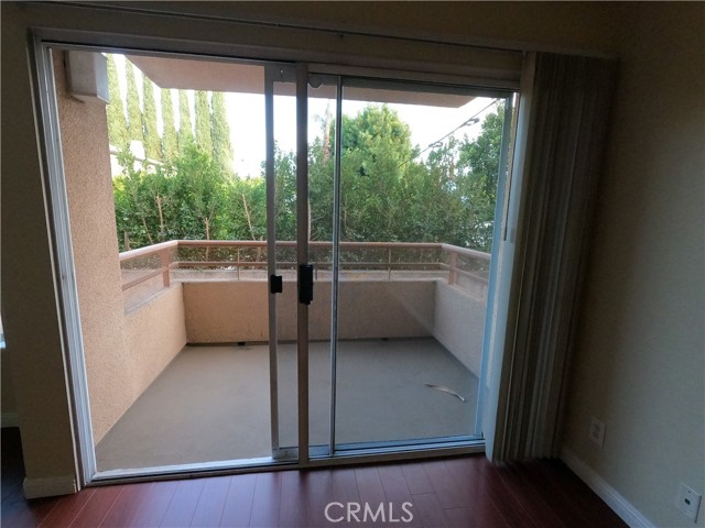 Detail Gallery Image 12 of 25 For 5060 Kester Ave #104,  Sherman Oaks,  CA 91403 - 2 Beds | 2 Baths