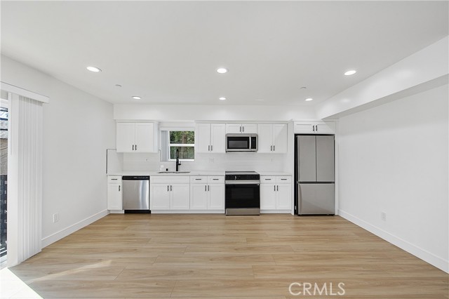 Detail Gallery Image 8 of 33 For 14422 Tiara #1/2,  Van Nuys,  CA 91401 - 5 Beds | 5 Baths