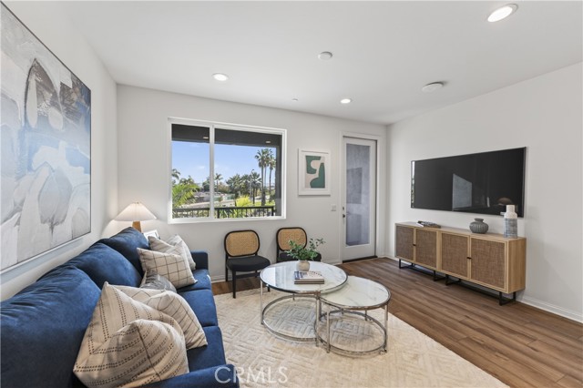 Detail Gallery Image 4 of 39 For 1093 N Harbor Bld, Anaheim,  CA 92801 - 3 Beds | 3 Baths