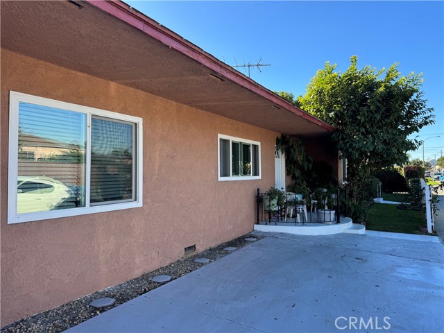 Detail Gallery Image 3 of 26 For 10406 San Carlos, South Gate,  CA 90280 - 2 Beds | 1 Baths