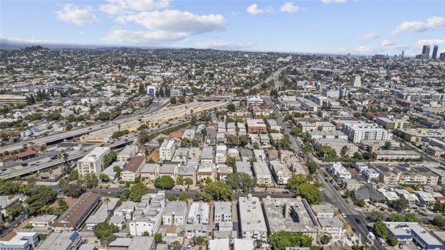 525 N Kenmore Avenue, Los Angeles CA: https://media.crmls.org/medias/0e0f282a-d89c-49ed-99d0-bf9efc5025dd.jpg