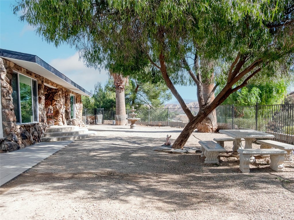 https://media.crmls.org/medias/0e114afe-5b0b-4461-b21e-f0173a74133b.jpg?preset=X-Large