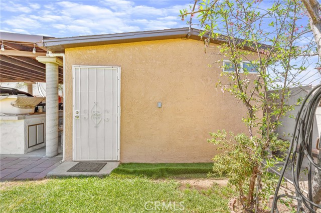9414 Linden Avenue, Bloomington CA: https://media.crmls.org/medias/0e1207fb-0393-465e-8def-a2d71ea9499f.jpg