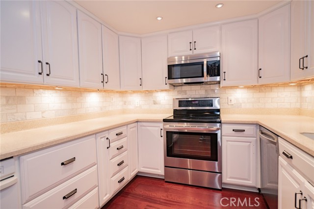 Detail Gallery Image 6 of 16 For 200 Mcneil Ln #104,  Newport Beach,  CA 92663 - 2 Beds | 2 Baths