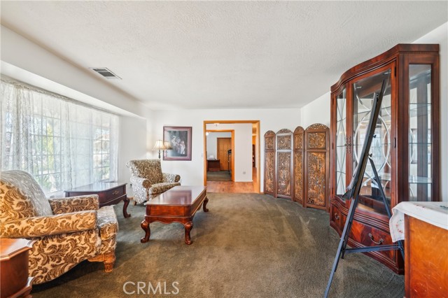13319 Waco Ln, Apple Valley CA: https://media.crmls.org/medias/0e1605f5-6259-49ec-baec-6db7a3c17d30.jpg