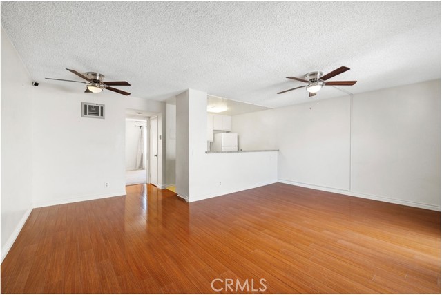 Detail Gallery Image 3 of 19 For 20930 Parthenia St #116,  Canoga Park,  CA 91304 - 1 Beds | 1 Baths