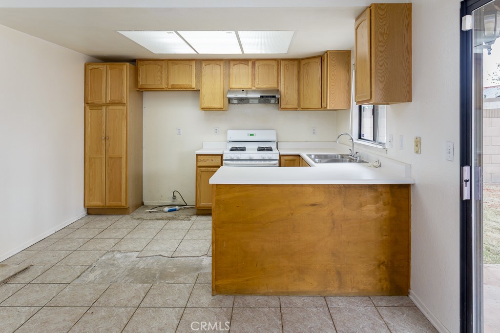 https://media.crmls.org/medias/0e1799b4-48dc-4a53-8e06-cb689badd363.jpg?preset=X-Large