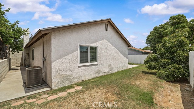 10060 Hillsborough Lane, Riverside CA: https://media.crmls.org/medias/0e1897a1-9f2c-4772-9f05-0027d2ff244e.jpg