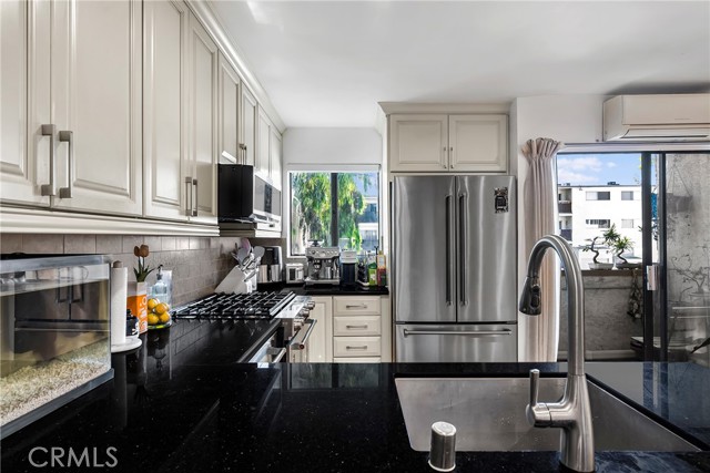 Detail Gallery Image 5 of 17 For 18530 Hatteras St #213,  Tarzana,  CA 91356 - 2 Beds | 2 Baths