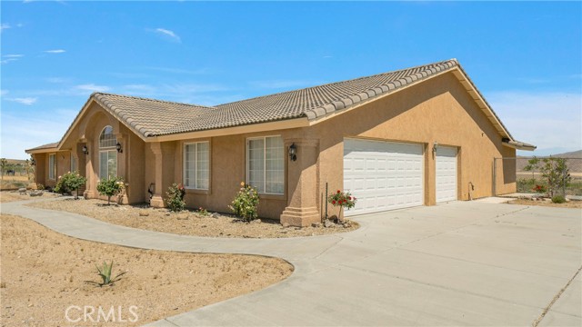 Detail Gallery Image 3 of 42 For 29628 Mountain View Rd, Lucerne Valley,  CA 92356 - 4 Beds | 2/1 Baths