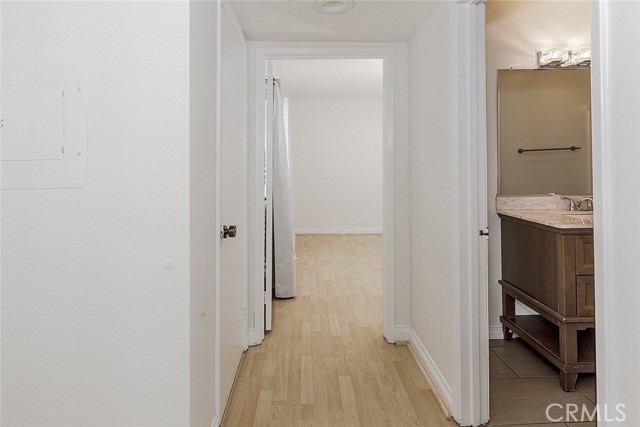 Detail Gallery Image 11 of 40 For 10504 Sunland Bld #5,  Sunland,  CA 91040 - 2 Beds | 1/1 Baths