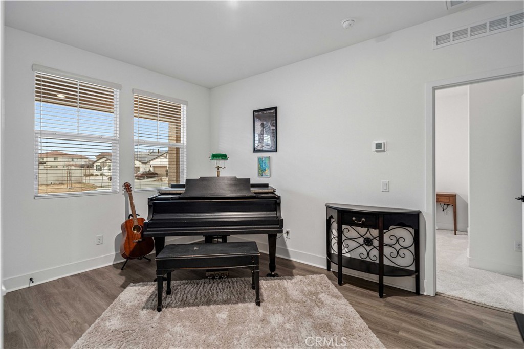 https://media.crmls.org/medias/0e22632a-04bb-479d-9108-64397e7c4412.jpg?preset=X-Large