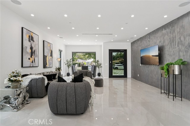 Detail Gallery Image 10 of 61 For 2227 N Lamer St, Burbank,  CA 91504 - 4 Beds | 4/1 Baths