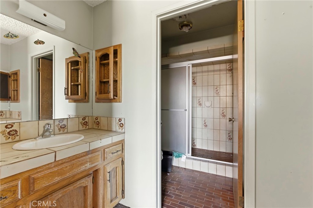 https://media.crmls.org/medias/0e286de7-30dc-4f95-bd6e-249b7cb25ca8.jpg?preset=X-Large