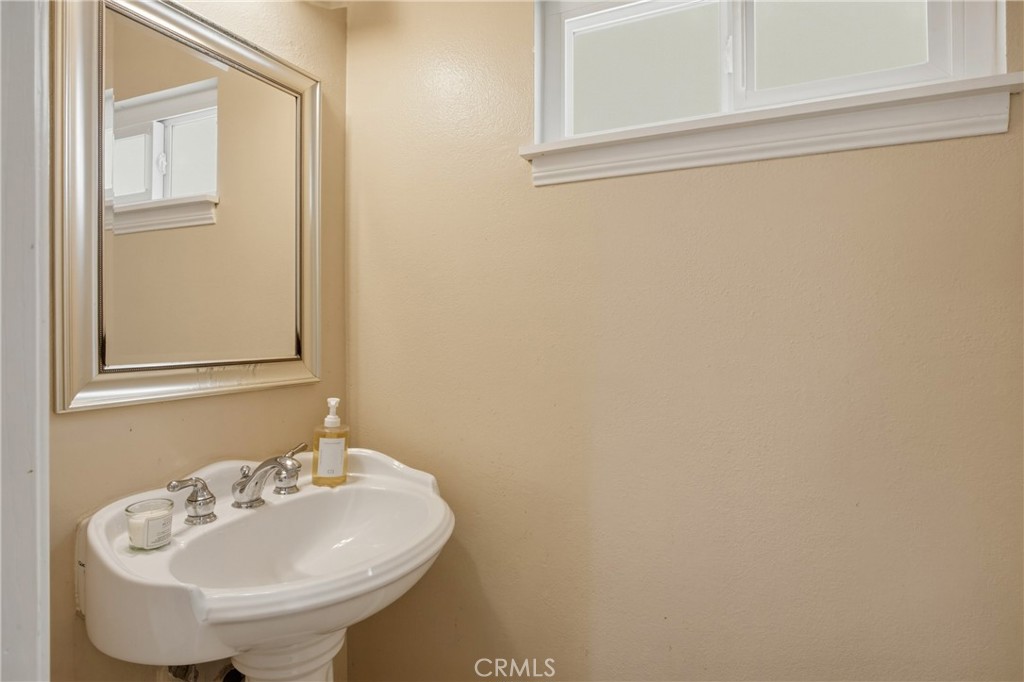 https://media.crmls.org/medias/0e2a83a6-d772-4f2a-bbee-20b704570d33.jpg?preset=X-Large