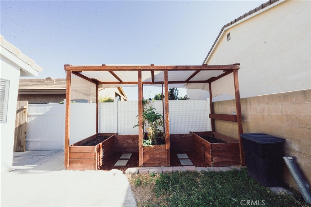 https://media.crmls.org/medias/0e2b0435-0271-4b9d-93ec-b5184a0b0344.jpg?preset=X-Large