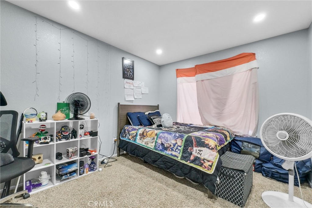 https://media.crmls.org/medias/0e2c43cc-b401-493f-bf56-58c077856a77.jpg?preset=X-Large