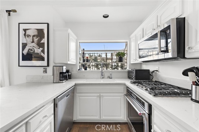 718 1/2 Marguerite Avenue, Corona del Mar CA: https://media.crmls.org/medias/0e2f01b3-9d83-4d61-851e-fbe019c0cf68.jpg