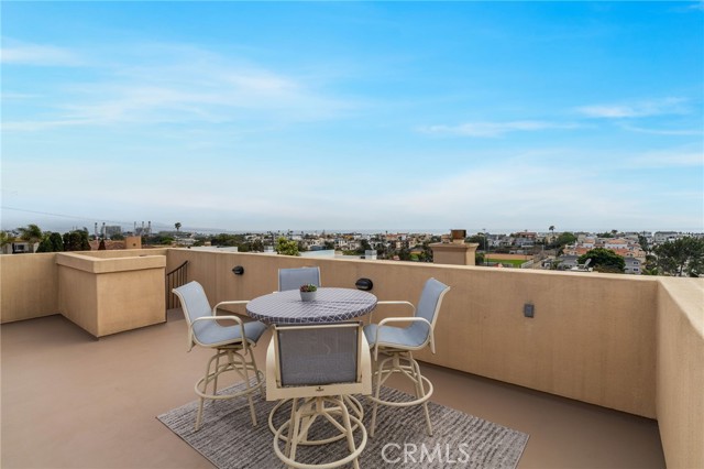 710 11th Street, Hermosa Beach CA: https://media.crmls.org/medias/0e2f834f-110b-4d09-adcd-7c27ebbf5724.jpg