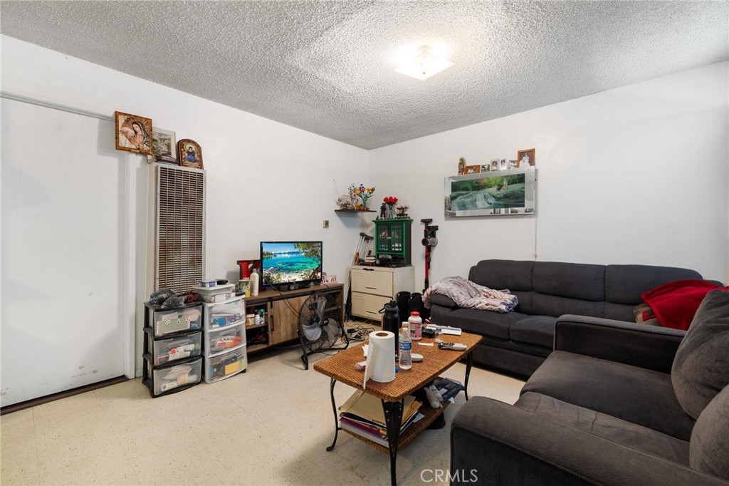 MLS #DW25110570 img 1